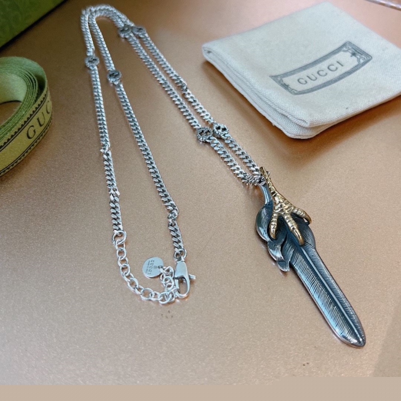 G*u*i necklaces